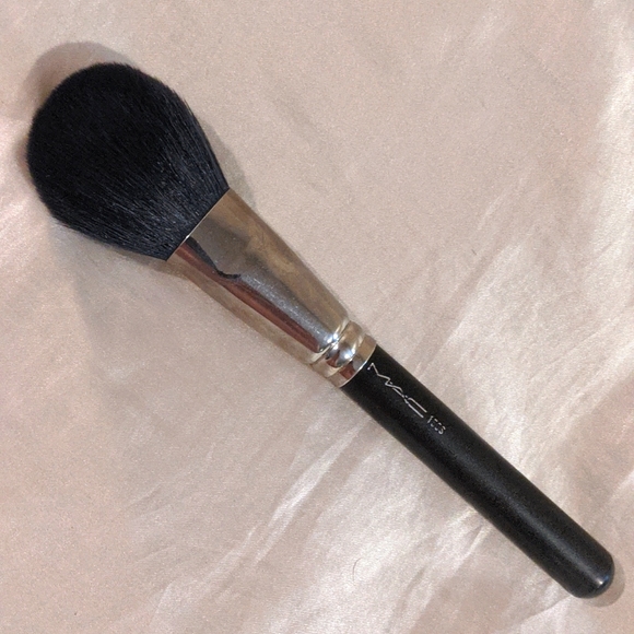 RARE MAC Large Powder 150s Brush - Older Style, Excellent Condition! - Picture 2 of 5